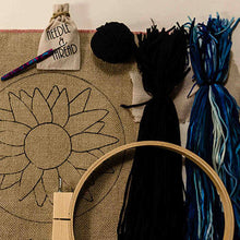 Load image into Gallery viewer, Loopy Wool Funky Flower Rug Hooking Kit
